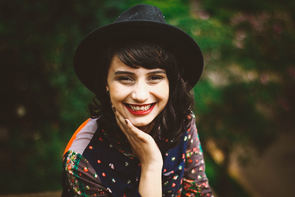 hat-women-outside 